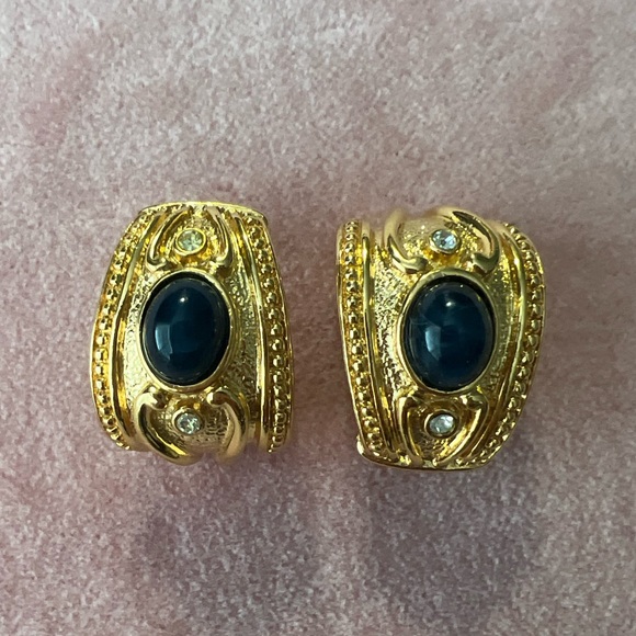 Vintage Avon Necklace, and two sets of earrings. Gold Tone - Picture 9 of 10